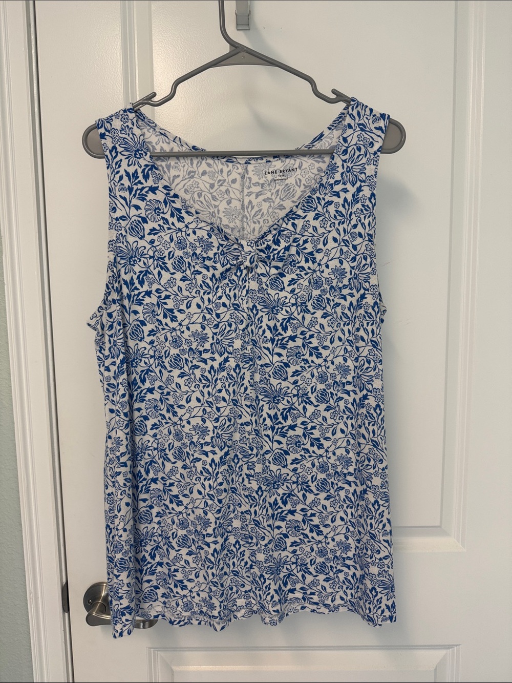 Layne Bryant Blue Floral V-Neck Sleeveless Top